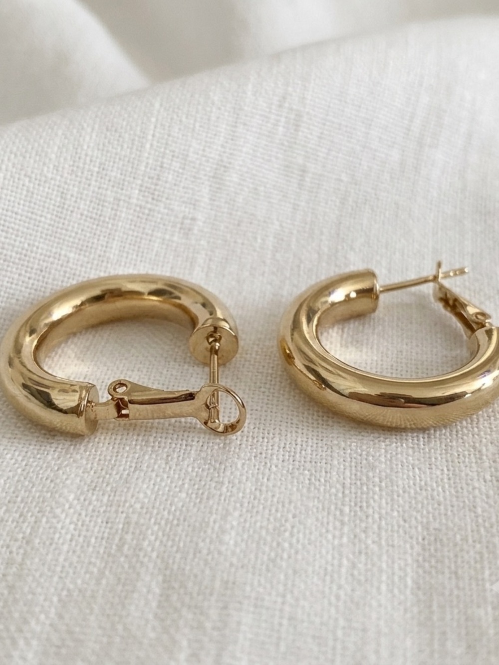 14k-gold-plated women’s 25mm hoop earrings hypoallergenic - Picture 6 of 6